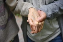 認知症になった配偶者の口座から資金を下ろすには? 「成年後見制度」の仕組みと注意点