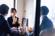 大人になって「人見知り」を克服した人たちの気づき 「無理に自分から話そうとしなくても大丈夫」