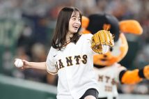 栗山英樹、橋本環奈、賀喜遥香…豪華著名人が各地で始球式に登場、ノーバン投球も