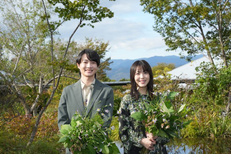 2022年秋には、ドラマのロケでヒロインを演じる浜辺美波（22才）とともに「高知県立牧野植物園」を訪れた