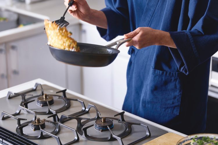 焼き色がついたら裏返して軽く押さえながら焼き、同様に焼き色がついたら再度裏返して完成