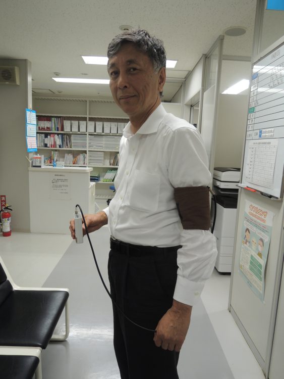 診察時も血圧計を着用している渡辺尚彦医師
