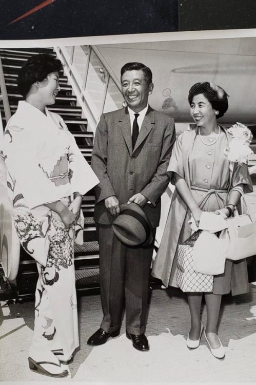 ロス空港にて。東京銀行夫妻と田中敬子（左）