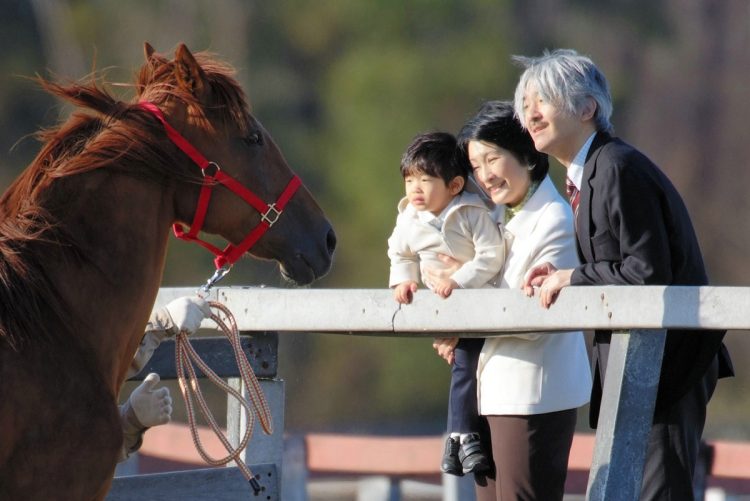 2才、餌やりをされた悠仁さま（時事通信フォト）