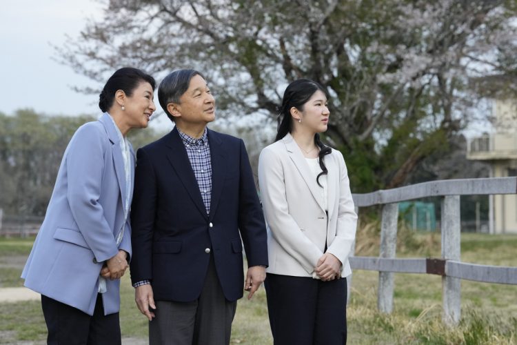 ご静養では、桜をご覧になろうとして雅子さまが陛下に顔を近づける場面も（写真／JMPA）