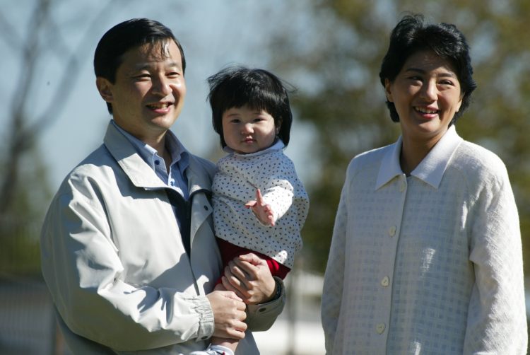 1才前の愛子さまが、陛下に抱かれる（写真／JMPA）