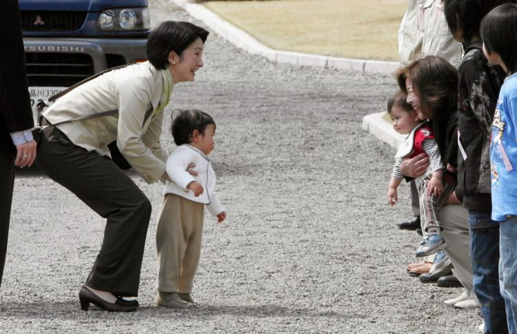 1才半の悠仁さま（写真／共同通信社）