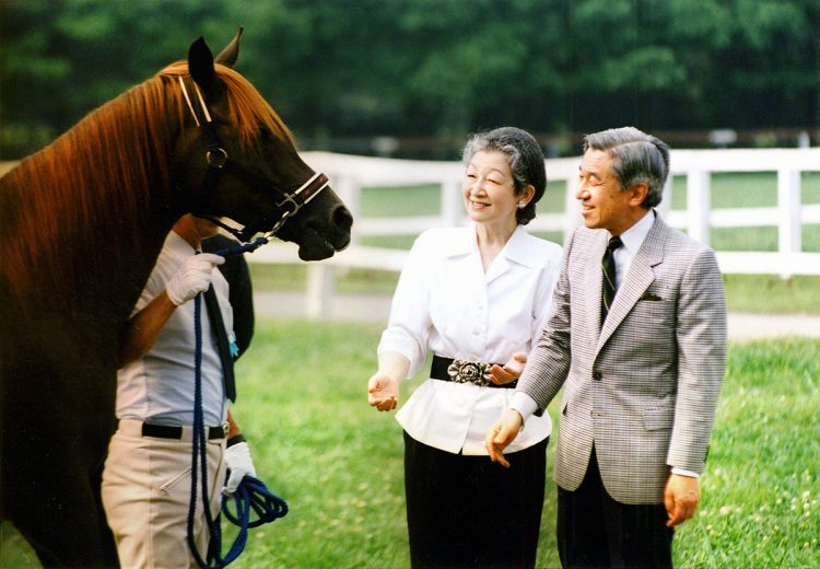 御結婚後、乗馬を覚えられたという美智子さま（写真／共同通信社）