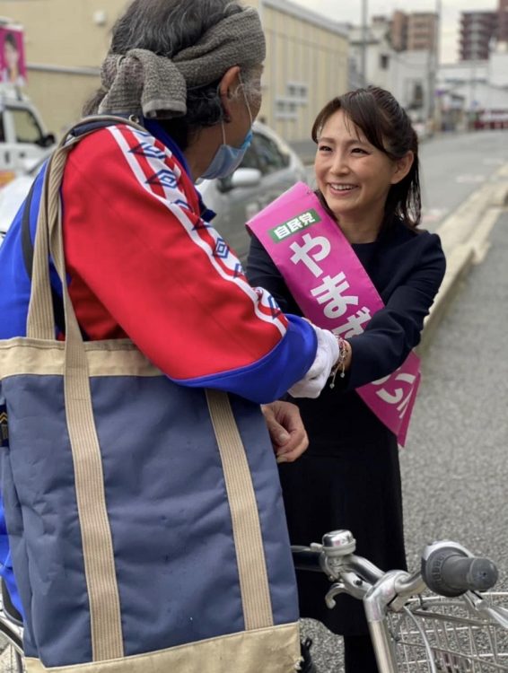 有権者と触れ合う