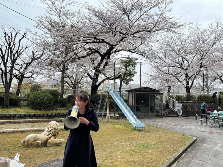 桜の咲く中（写真はFacebookより）