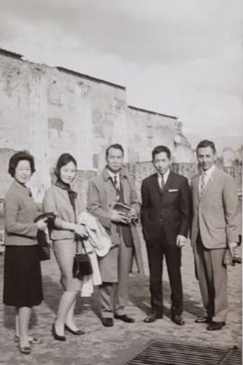パーサー、スチュワーデスとイタリア・ポンペイ観光。左端が田中敬子