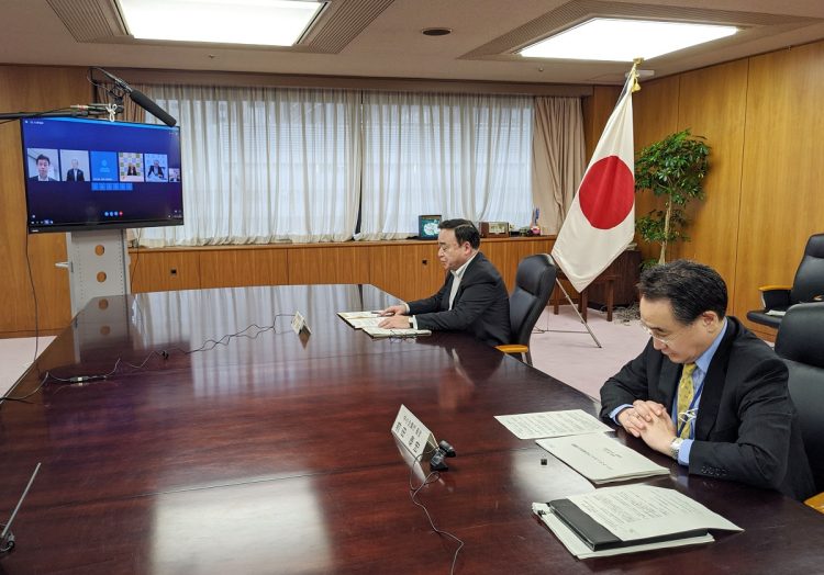 「下請けいじめ」を防ぐための官民会議に出席する梶山弘志経済産業相（奥）と前田泰宏・中小企業庁長官（手前）2020年5月18日（時事通信フォト）