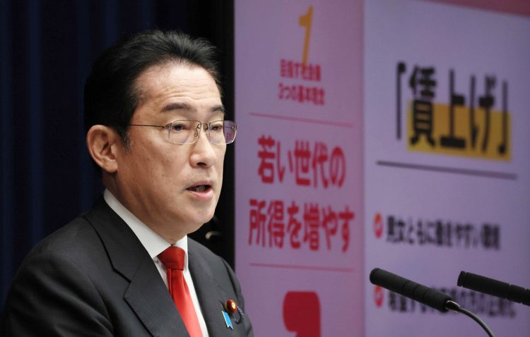 岸田文雄首相はこども・子育て政策についての基本的考え方のひとつとして「構造的賃上げを通じた消費の活性化」について述べた。2023年3月17日（時事通信フォト）