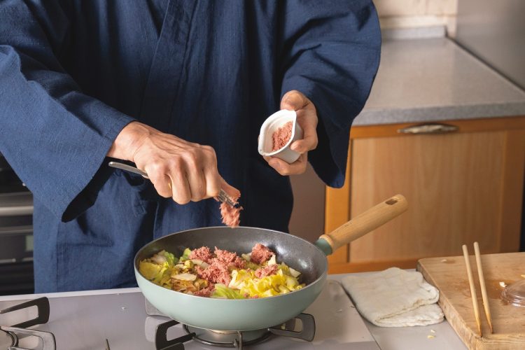 全体に油が回ったら、コンビーフをフォークでほぐしながら入れ、さらにじゃこを加えて炒め合わせる