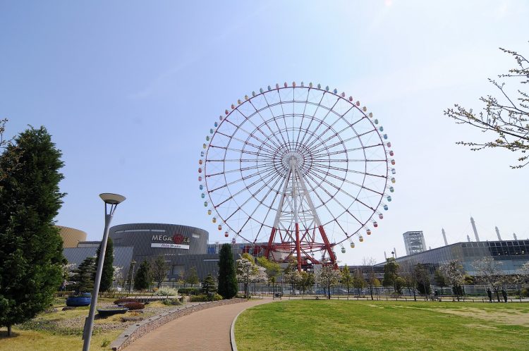 2022年に閉館したパレットタウンは、大観覧車がお台場のシンボルになっていた。ショッピングセンターやライブハウスなどを併設するレジャースポットとして、多くの来街者を呼び込んだ（撮影：小川裕夫）