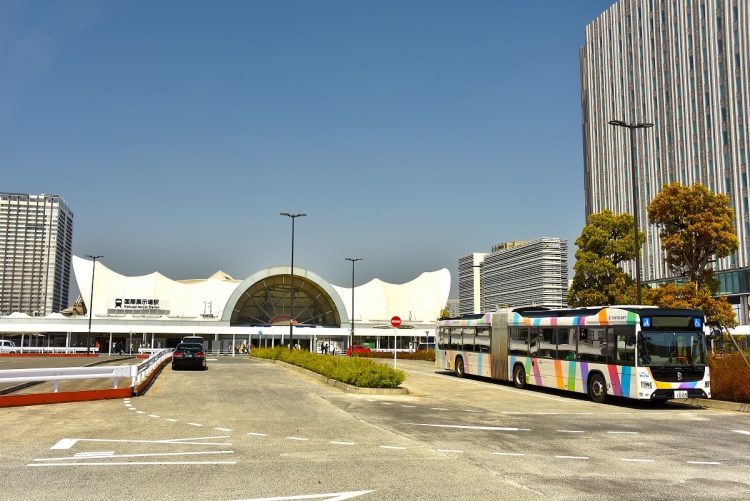 りんかい線の国際展示場駅の前から発着する東京BRTの連節バス。同駅は東京ビックサイトから近く、ゆりかもめの東京ビッグサイト駅や有明駅も至近の距離にある（撮影：小川裕夫）