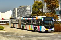 りんかい線の国際展示場駅の前から発着する東京BRTの連節バス。同駅は東京ビックサイトから近く、ゆりかもめの東京ビッグサイト駅や有明駅も至近の距離にある（撮影：小川裕夫）