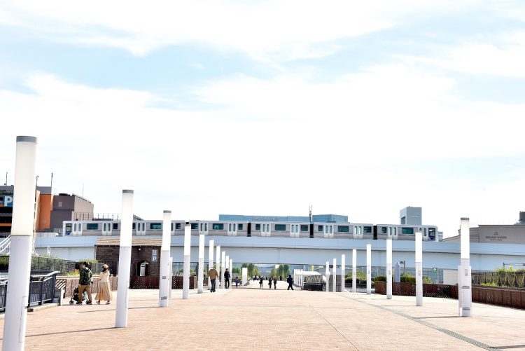 ゆりかもめは1995年に新橋駅（仮）―有明駅間で開業。お台場エリアを代表する鉄道として定着した（撮影：小川裕夫）