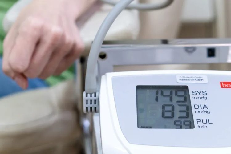 血圧の基準をどう考えるか（イメージ。時事通信フォト）