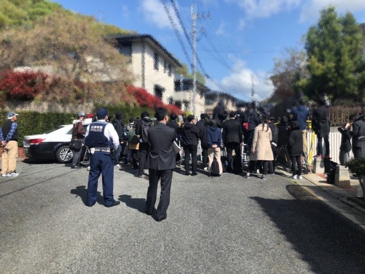 事件から一夜明けても容疑者の自宅周辺は騒然としていた