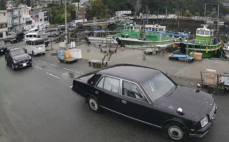 岸田首相が乗った車が漁港に到着（防犯カメラ映像より）