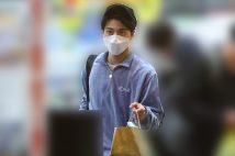 買い物姿もおしゃれ