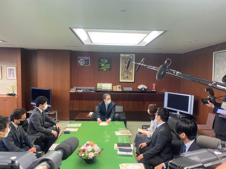 斉藤鉄夫国土交通大臣と面会し、「交通事故被害者ノート」作成のお礼とさらなる普及について伝えた小沢さん、松永さんら。