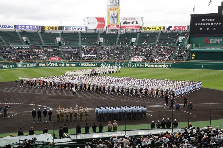 たびたび問題化してきたが、改善策はあるのか（センバツ甲子園の開会式。写真・時事通信社）