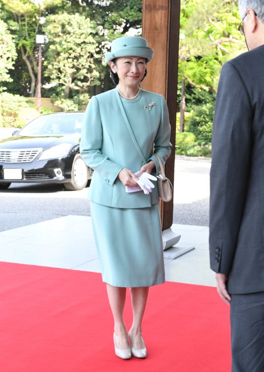 帽子をかぶられた紀子さま