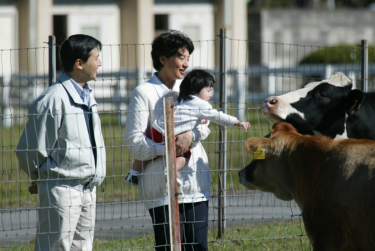 幼い頃から、愛子さまの動物をいつくしむ気持ちは御料牧場ではぐくまれてきた（写真は2002年。JMPA）