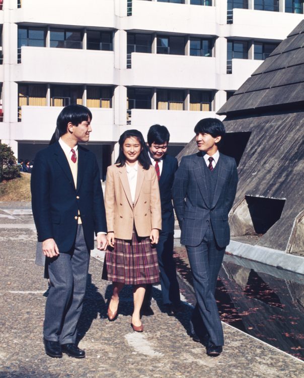 大学校内の書店で秋篠宮さまと出会われた紀子さま（写真／宮内庁提供）