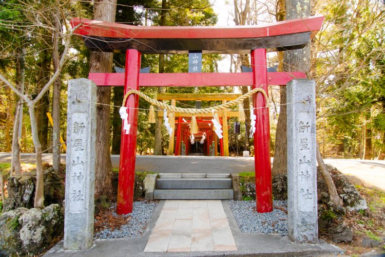 新屋山神社