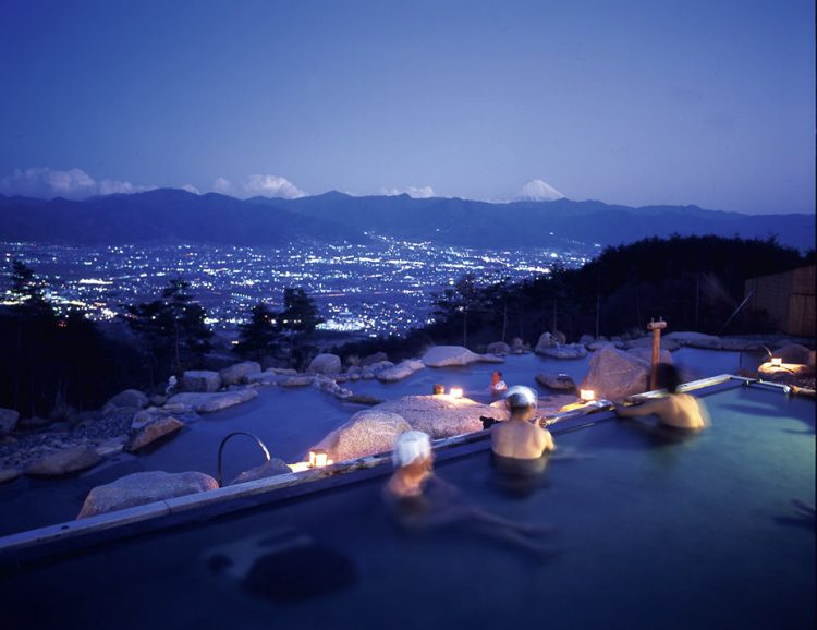 甲府盆地を一望する「あっちの湯」は夜景も楽しめる