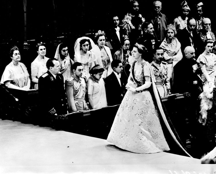 エリザベス女王の戴冠式には昭和天皇の名代として、現在の上皇陛下（当時は皇太子、前列左から4番目）も参列された（写真／アフロ）