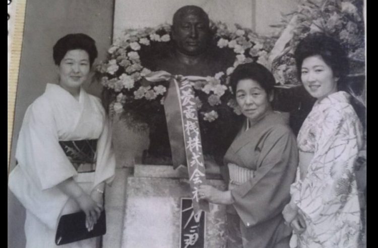 力道山の胸像の前で。右から2人目が森徹の母、信。左端が田中敬子
