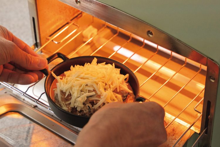オーブントースターでチーズが色づくまで焼く。お好みでクラッカーやバゲットと食べる