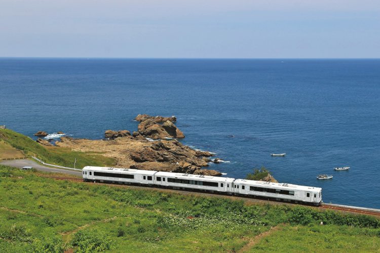 三陸の海沿いの風光明媚な眺望と美食・美酒を楽しめる走るレストラン「TOHOKU EMOTION」（写真提供／JR東日本）