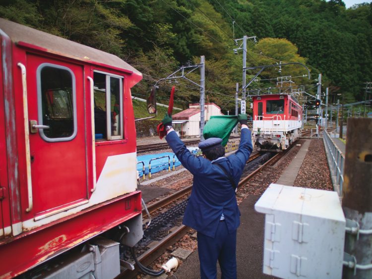 急勾配を登る手前の「アプトいちしろ駅」では、列車とアプト式電気機関車の連結作業を見ることができる