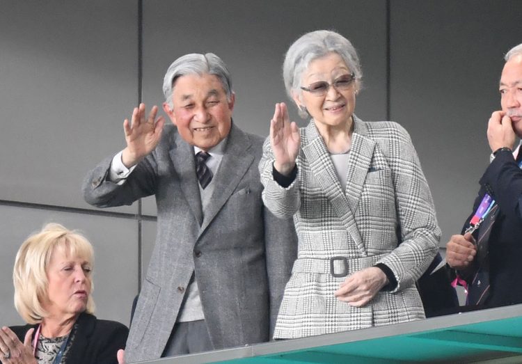美智子さまは献身的に上皇さまを支えられている（2019年11月、東京・調布市。時事通信フォト）