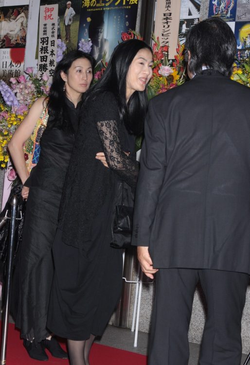 ノースリーブや黒髪が光る姉妹