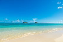 ハワイの「Lanikai beach」 限りなく透明に近いエメラルドグリーンの風景。日本にいながらこの気分だけでも味わえたら…。