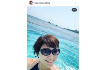 ホルターネックのものを着用した三田寛子