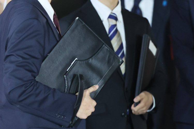 岸田文雄首相が来場した衆院千葉5区補選の街頭演説会場で、警護員(SP)が手にしていたかばん型の防弾盾(時事通信フォト)