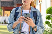 「ずっとスマホを見てる」「飲食店のテーブルを拭く」 海外で目立つ日本人観光客ならではの特徴