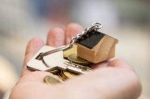 部屋の「鍵」引き渡しトラブルで「想定外の出費に…」 悪いのは借主か貸主か不動産屋か