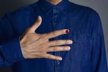 「なぜ1本だけ?」おしゃれだけじゃない男性ネイルの意味 実用性や社会的メッセージも