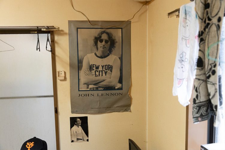 自宅の壁には『ザ・ノンフィクション』でも紹介された尊敬するジョンレノンのポスターが貼ってある