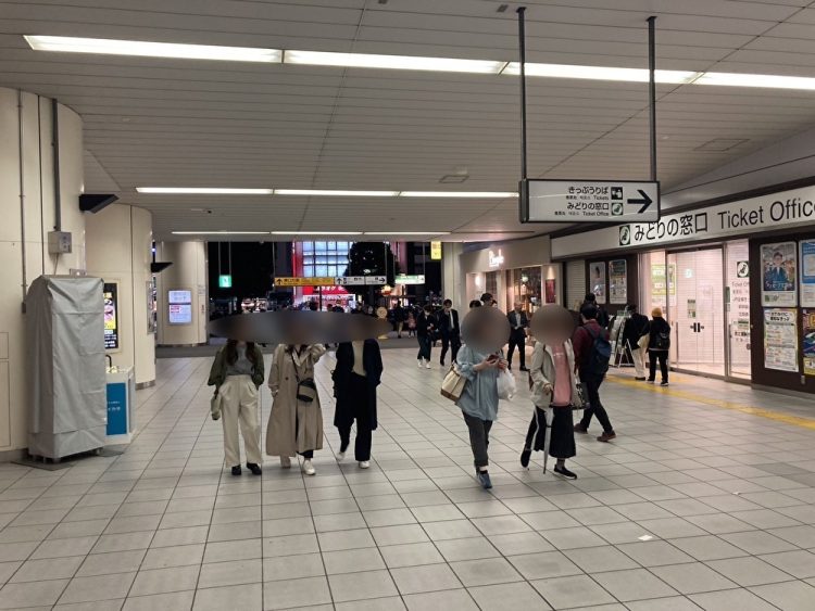 「ナンパ現場」となったJR赤羽駅の改札前。24時近くにも多くの人が行き交った