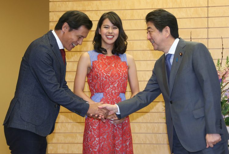 阿部祐二の娘・阿部桃子は元ミスユニバース。右は安倍元首相（時事通信）