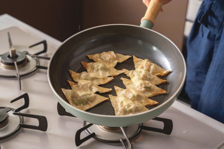 フライパンにごま油を熱し、中火で（3）を焼く。焼き目がついたら水を差し、ふたをして弱火～中火で5～6分蒸し焼きにする。火が通ったら皿に盛り、お好みでレモンを絞って食す